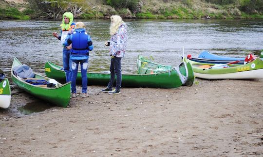 Alquiler de kayaks y canoas en Laivuire.lv, canoa con guía de 16 pies en Peltes, Letonia