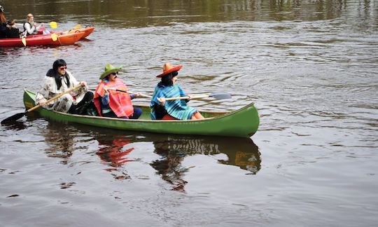 Alquiler de kayaks y canoas en Laivuire.lv, canoa con guía de 16 pies en Peltes, Letonia