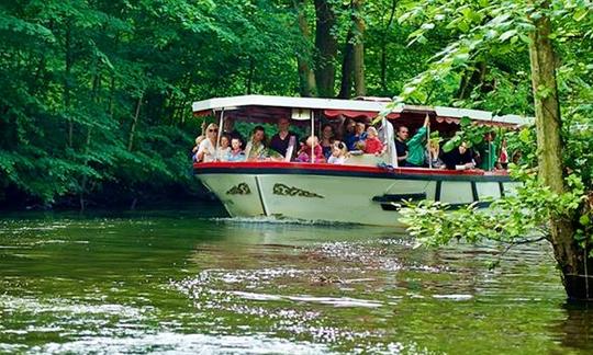 Alquile un barco por el canal en Odense, Dinamarca