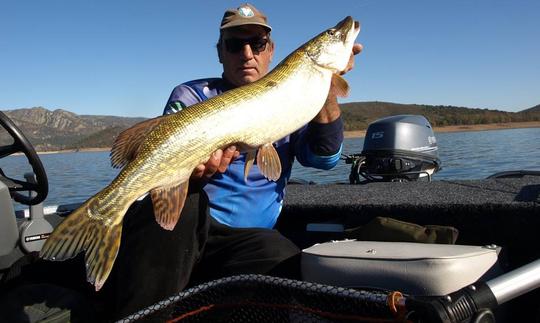 Aproveite a pesca em Puebla de Alcocer, Espanha, em Bass Boat