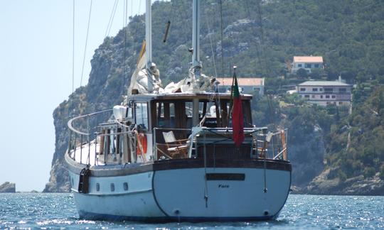 Velero clásico de madera de 55 pies de Lisboa