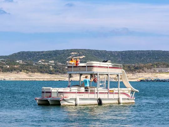 Bateau de fête à ponton à deux étages sur le lac Travis