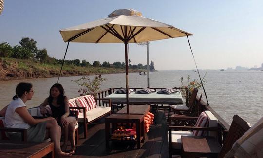 Alugue um barco de passageiros em Phnom Penh, Camboja