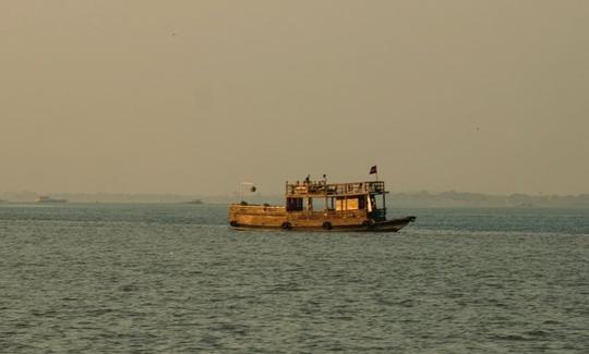 Alugue um barco de passageiros em Phnom Penh, Camboja