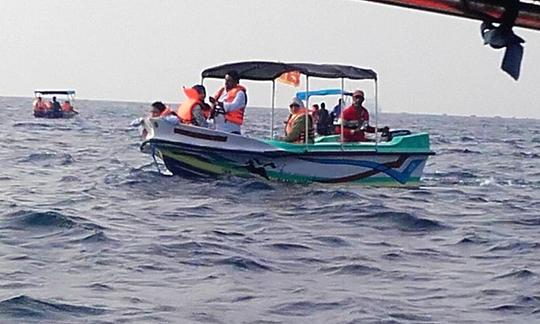 Navega por Kalpitiya, Sri Lanka, en un barco chárter