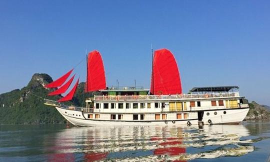 Crucero clásico de 2 días en la ciudad de Ha Long, Vietnam, en un barco de pasajeros de madera