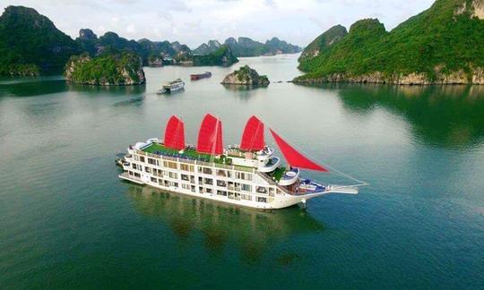 Explore la bahía de Halong en una goleta en la ciudad de Halong, Vietnam