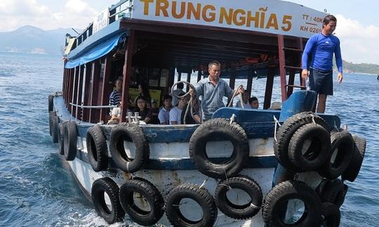 Alugue um barco de passageiros na cidade de Nha Trang - Vietnã