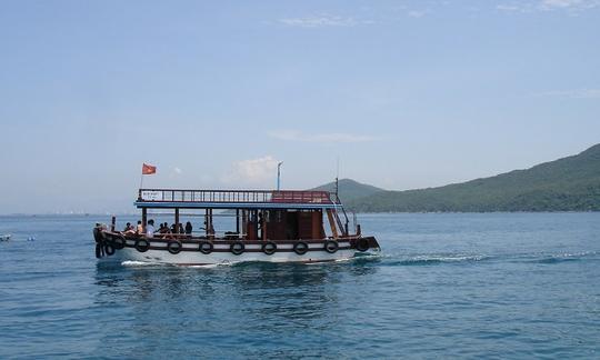 Alugue um barco de passageiros na cidade de Nha Trang - Vietnã