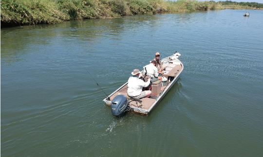 Reserve un chárter de pesca en Lephalale, Sudáfrica, en un barco de lubina