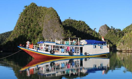 Diving, snorkeling and exploring the landscapes in the richest reefs of Raja Ampat - Indonesia