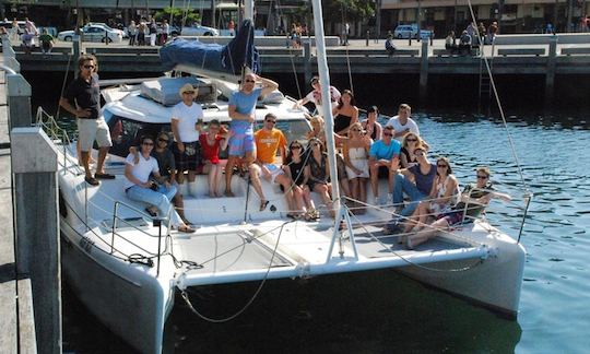 Alquiler en el puerto de Sídney en un hermoso catamarán de vela