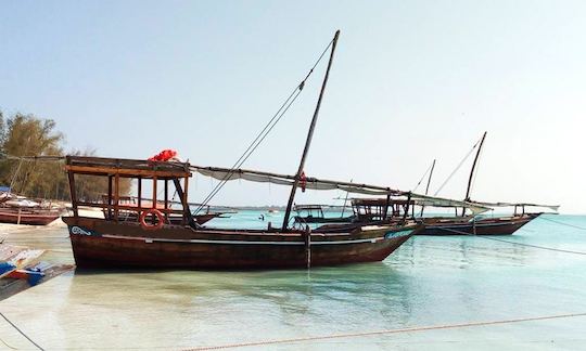 ¡Velero en dhow en la isla de Zanzíbar para 15 personas!