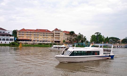 Cruzeiro em um barco de passageiros em Đào Hu Cənh, Vietnã