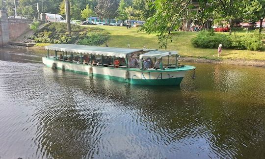 Alugue um barco pelo canal “Galaxy” em Riga, Letônia