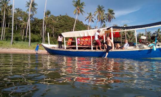 Barco de passageiros Khmer fretado de 49 pés em Krong Kaeb, Camboja