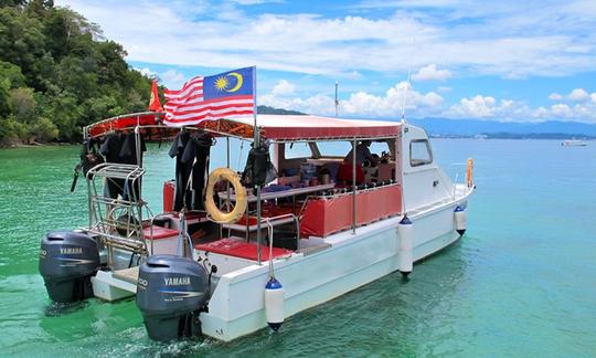 32' Catamaran with all the comforts of home. Ideal for Malaysia scuba diving or Sabah diving.