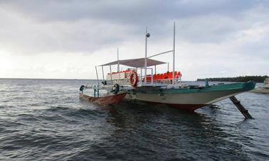 Alquile un barco tradicional en Dauin, Filipinas