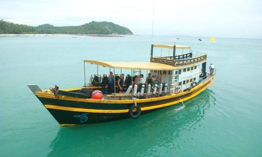 Barco de passageiros em Surat Thani