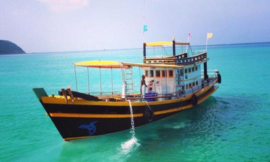 Barco de passageiros em Surat Thani