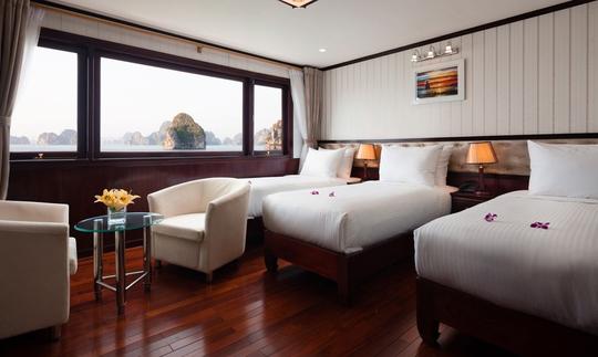 Silversea Cruise, megayate a motor en Halong, Vietnam