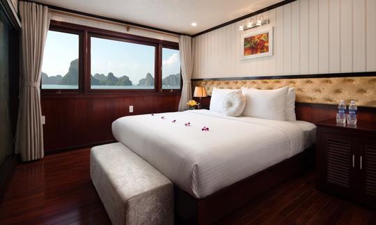 Silversea Cruise, megayate a motor en Halong, Vietnam