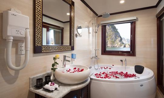 Silversea Cruise, megayate a motor en Halong, Vietnam