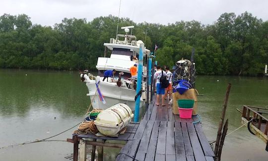 Profitez de la pêche à Tambon Bang Pla Soi, en Thaïlande, sur un yacht à moteur