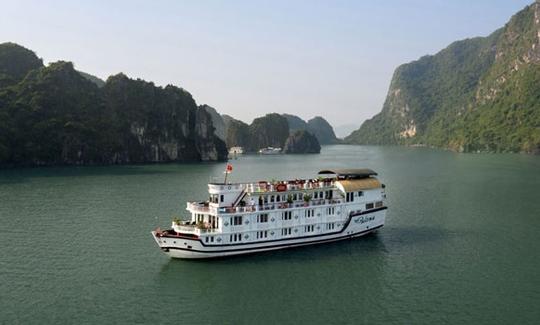 Alquile un barco de basura de 125 pies en Chuong Duong, Vietnam