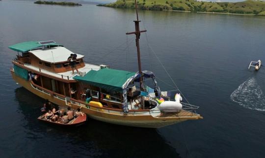 Alquile una goleta con un patrón experimentado en Nusa Tenggara Timur, Indonesia