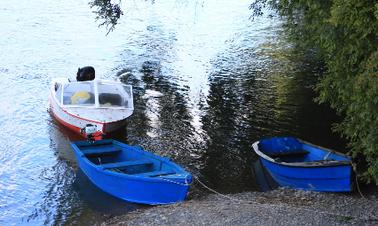 Aproveite a pesca em Puerto Varas, Chile, em um bote de 12 pés