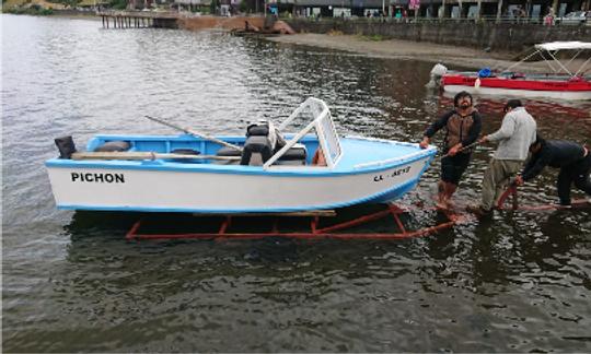 Aproveite a pesca em Nueva Branau, Chile, em um bote piegon de 16 pés