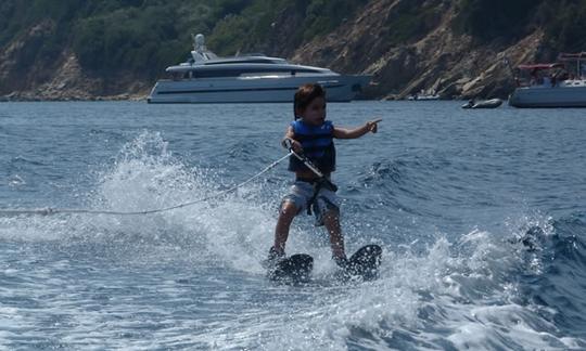 ¡Siente la emoción! Experimenta el esquí acuático en Skiathos, Grecia