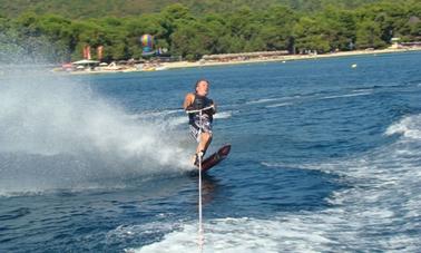 Ressentez l'excitation ! Découvrez le ski nautique à Skiathos, en Grèce