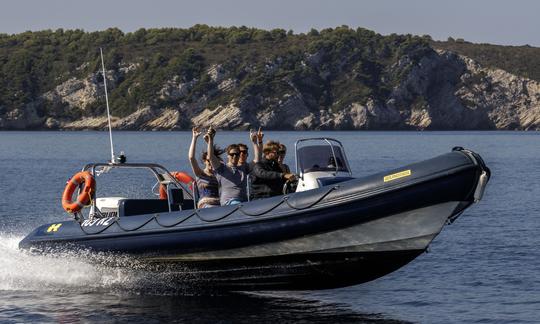 Alquile un bote inflable rígido con patrón en Komiza, Croacia