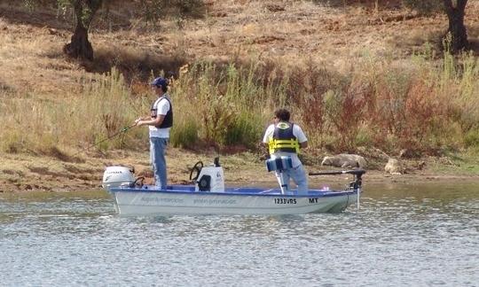 Aproveite a pesca em Moura, Portugal, em um barco Jon de 12 pés