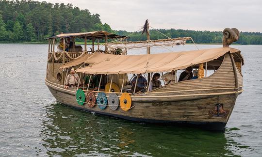 Alugue um barco tradicional em Augustów, Polônia