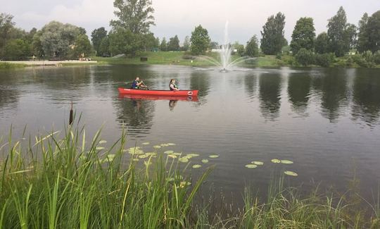 Alquiler de kayaks y canoas en Laivuire.lv, canoa con guía de 16 pies en Peltes, Letonia