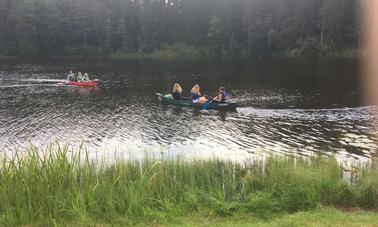 Location de kayaks et de canoës Laivuire.lv, canoë guide de 16 pieds à Peltes, Lettonie