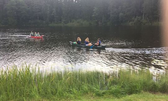 Alquiler de kayaks y canoas en Laivuire.lv, canoa con guía de 16 pies en Peltes, Letonia