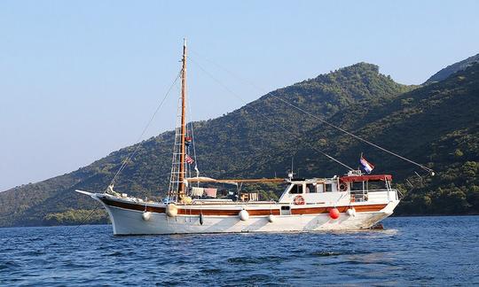 Charter 88' Dolin Gulet em Zadar, Croácia