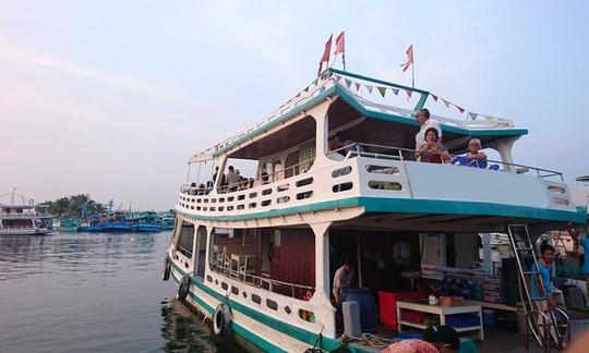 Desfrute da pesca em Thanh pho Phu Quoc, Vietnã, em um barco de passageiros