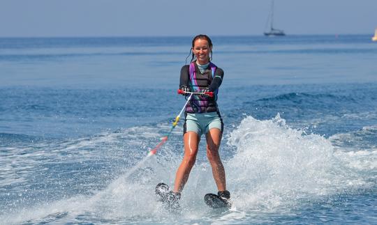 Disfruta del esquí acuático en la bahía de Pissouri, Chipre