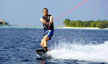 Experiência divertida de wakeboard em Limassol, Chipre