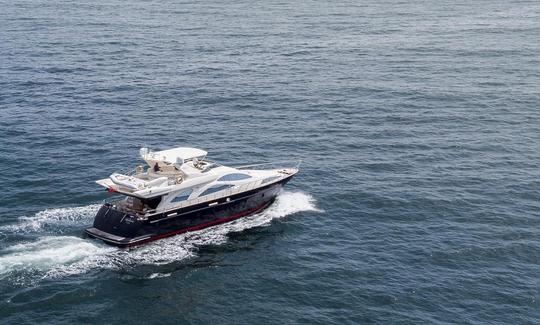 Azimut 80 carats ! Réservez ce fantastique yacht pour vous et votre famille à Vilamoura, Cascais ou Lisbonne !