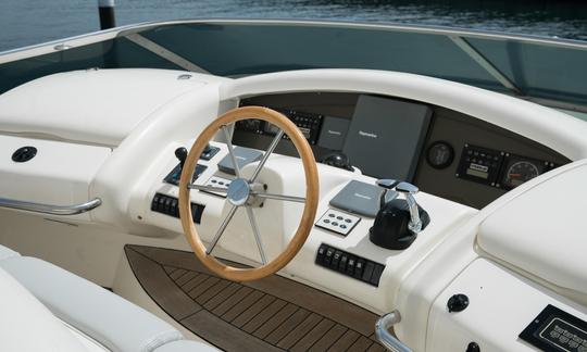 Azimut 80 carats ! Réservez ce fantastique yacht pour vous et votre famille à Vilamoura, Cascais ou Lisbonne !