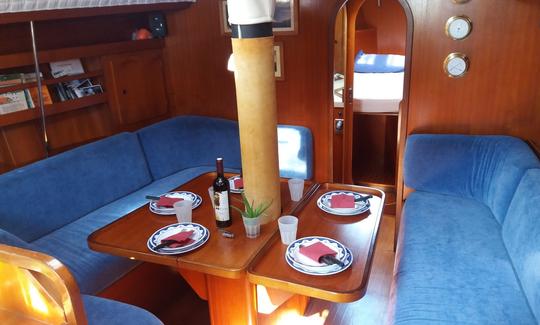 Comfortable Dinning, view to front cabin too