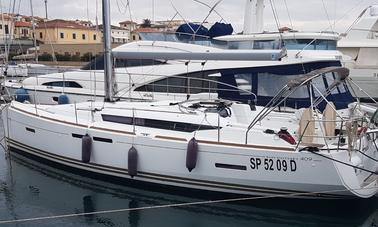 Charter 40' Jeanneau Sun Odyssey Cruising Monohull em Caorle, Itália