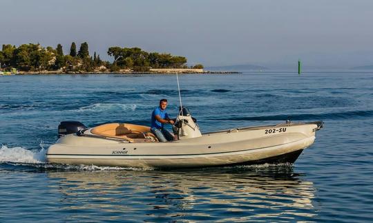 Traversez les vagues à bord d'un bateau gonflable rigide à Supetar, en Croatie