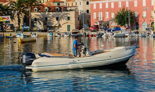 Traversez les vagues à bord d'un bateau gonflable rigide à Supetar, en Croatie